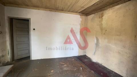 Moradia Individual T3 para restauro em Nespereira, Guimarães