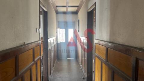 Moradia Individual T3 para restauro em Nespereira, Guimarães