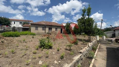 Moradia Individual T3 para restauro em Nespereira, Guimarães