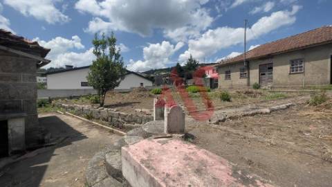 Moradia Individual T3 para restauro em Nespereira, Guimarães