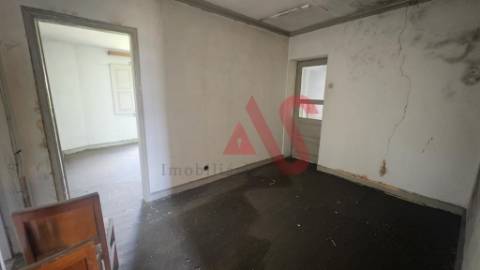 Moradia Individual T3 para restauro em Nespereira, Guimarães