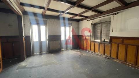 Moradia Individual T3 para restauro em Nespereira, Guimarães