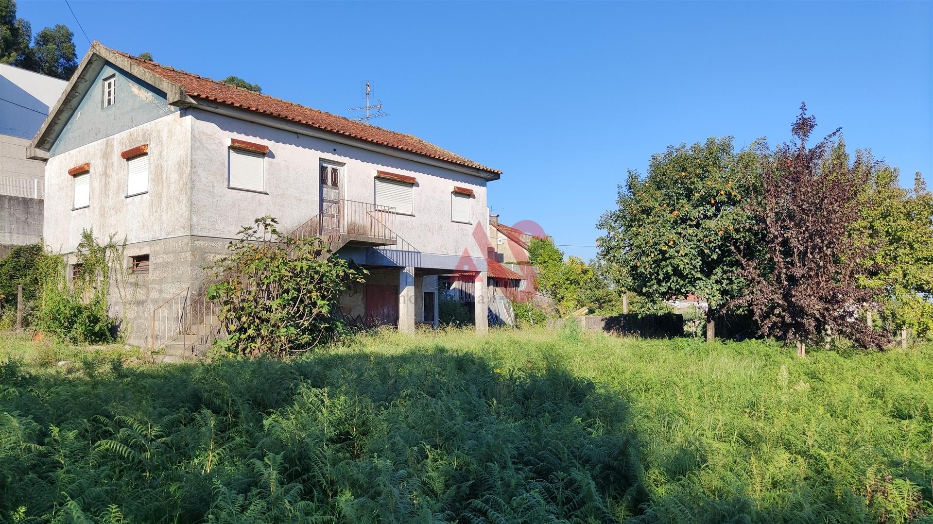 Terreno para construção com moradia para restauro em Abade de Neiva, Barcelos