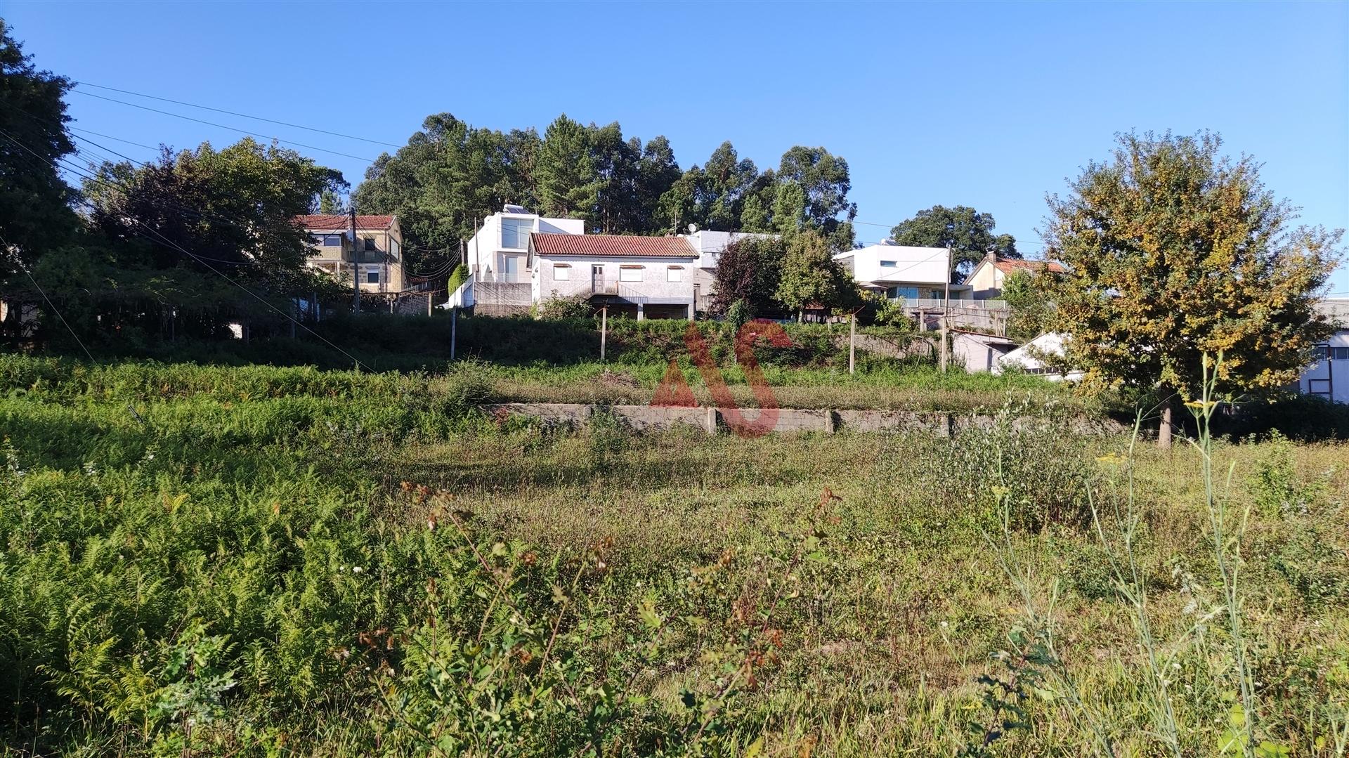 Terreno para construção com moradia para restauro em Abade de Neiva, Barcelos