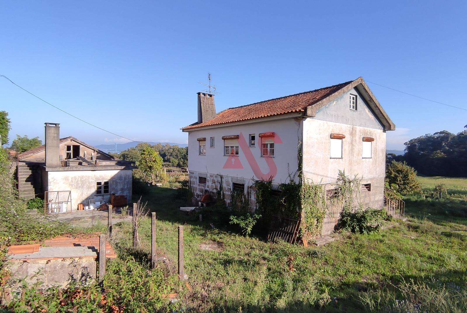 Terreno para construção com moradia para restauro em Abade de Neiva, Barcelos