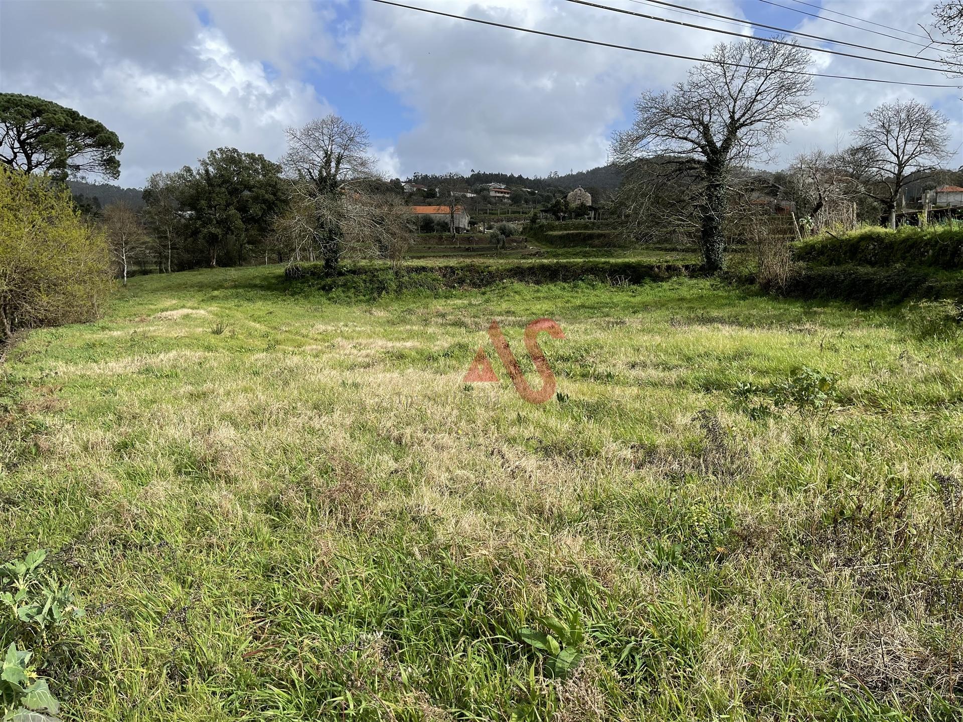 Terreno para construção à face da estrada nacional em Aborim, Barcelos