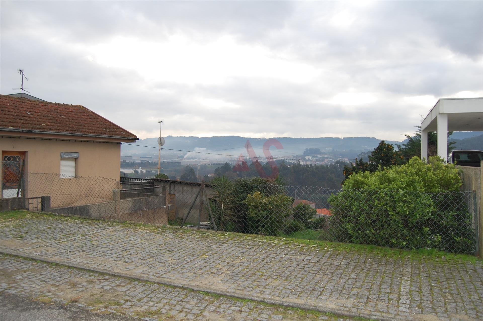 Lote de terreno com 724m2 em Lordelo, Guimarães