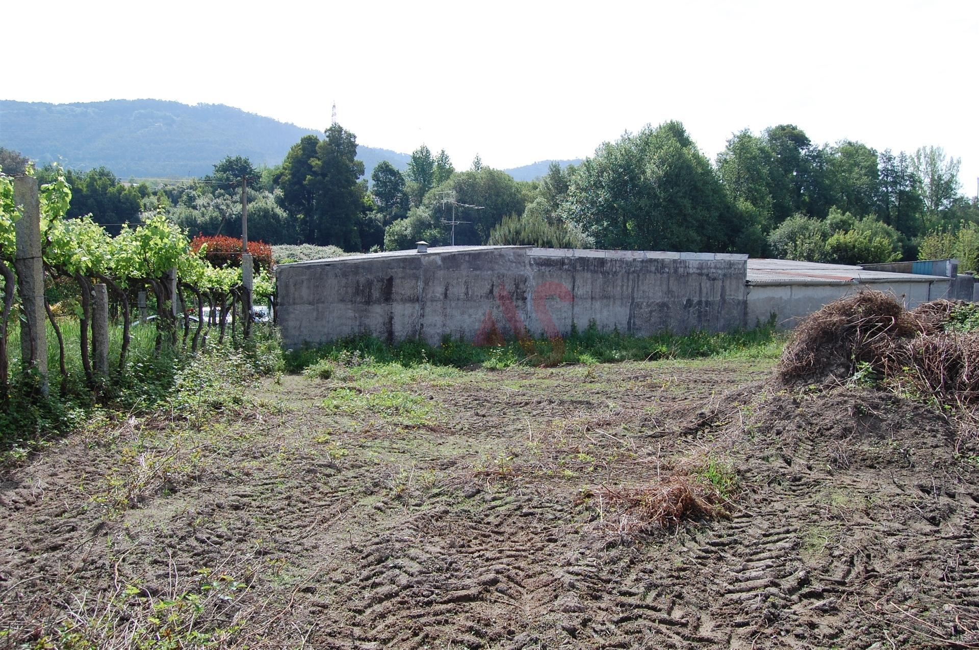 Terreno para construção com 1.821m2 em Santo Tirso