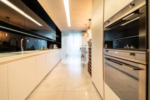 Apartamento T3 com Terraço na Foz do Douro