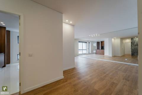 Apartamento T4 com Garagem próximo à Rotunda da Boavista e Casa da Música