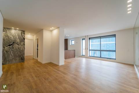 Apartamento T4 com Garagem próximo à Rotunda da Boavista e Casa da Música