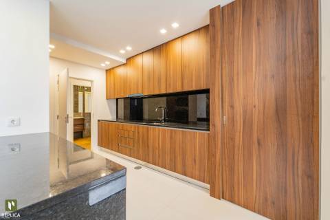 Apartamento T4 com Garagem próximo à Rotunda da Boavista e Casa da Música