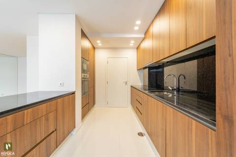 Apartamento T4 com Garagem próximo à Rotunda da Boavista e Casa da Música