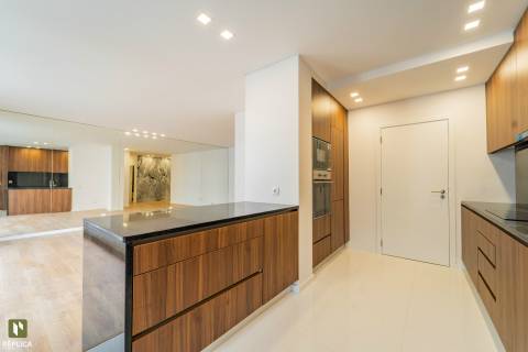 Apartamento T4 com Garagem próximo à Rotunda da Boavista e Casa da Música