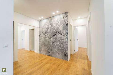 Apartamento T4 com Garagem próximo à Rotunda da Boavista e Casa da Música