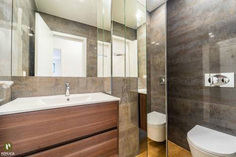 Apartamento T4 com Garagem próximo à Rotunda da Boavista e Casa da Música