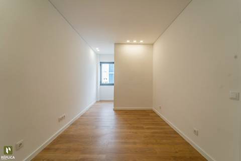 Apartamento T4 com Garagem próximo à Rotunda da Boavista e Casa da Música