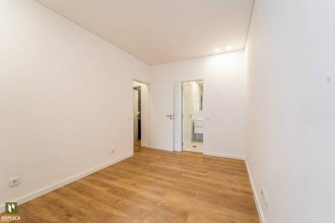 Apartamento T4 com Garagem próximo à Rotunda da Boavista e Casa da Música