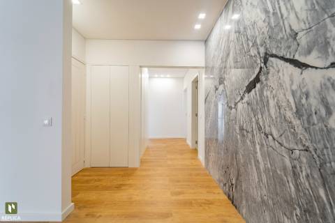 Apartamento T4 com Garagem próximo à Rotunda da Boavista e Casa da Música