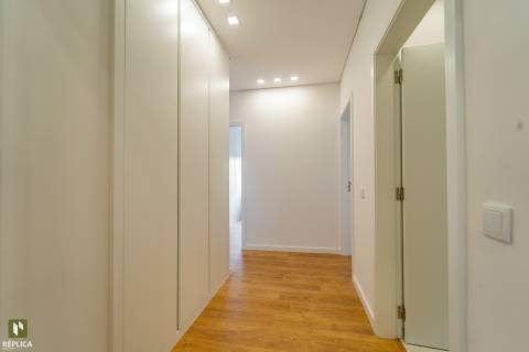 Apartamento T4 com Garagem próximo à Rotunda da Boavista e Casa da Música