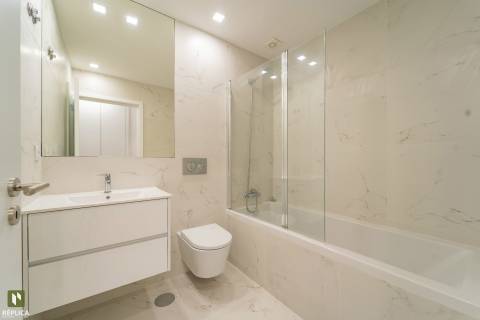 Apartamento T4 com Garagem próximo à Rotunda da Boavista e Casa da Música