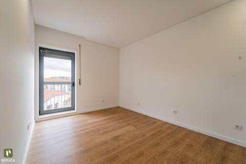 Apartamento T4 com Garagem próximo à Rotunda da Boavista e Casa da Música