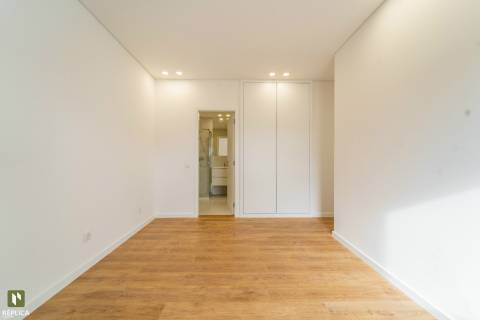 Apartamento T4 com Garagem próximo à Rotunda da Boavista e Casa da Música