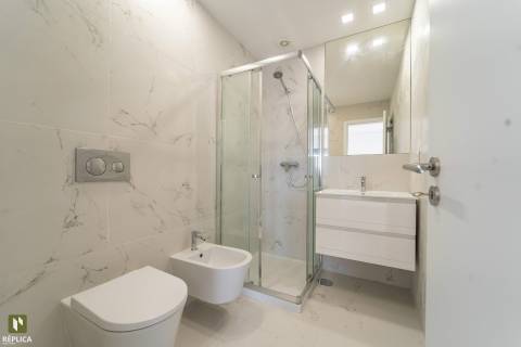 Apartamento T4 com Garagem próximo à Rotunda da Boavista e Casa da Música