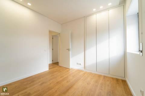 Apartamento T4 com Garagem próximo à Rotunda da Boavista e Casa da Música