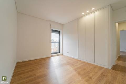 Apartamento T4 com Garagem próximo à Rotunda da Boavista e Casa da Música