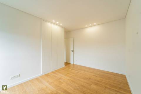 Apartamento T4 com Garagem próximo à Rotunda da Boavista e Casa da Música