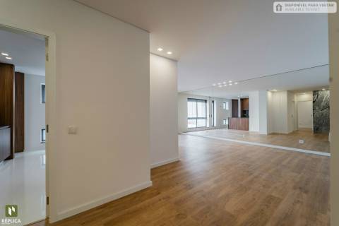 Apartamento T4 com Garagem próximo à Rotunda da Boavista e Casa da Música