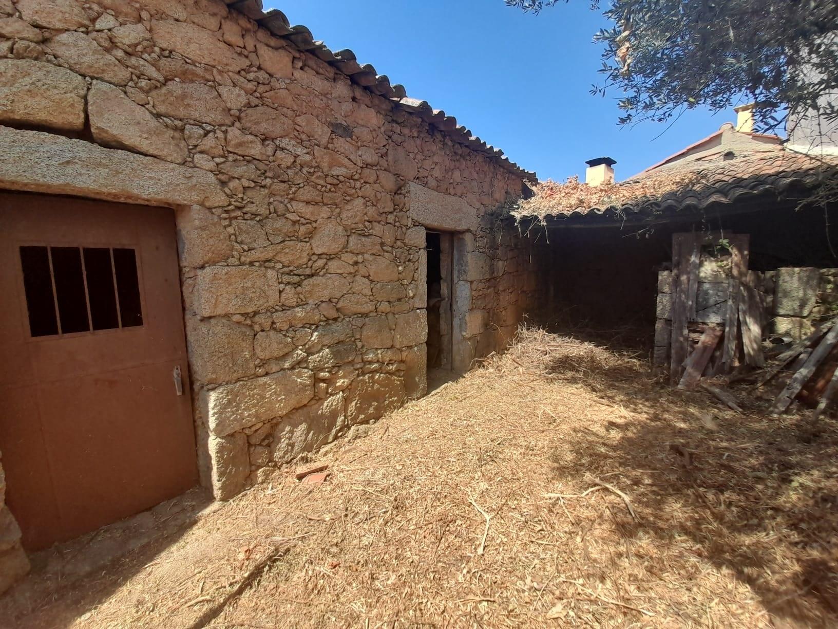 Casa em Pedra com quintal - Centro da aldeia da Lardosa