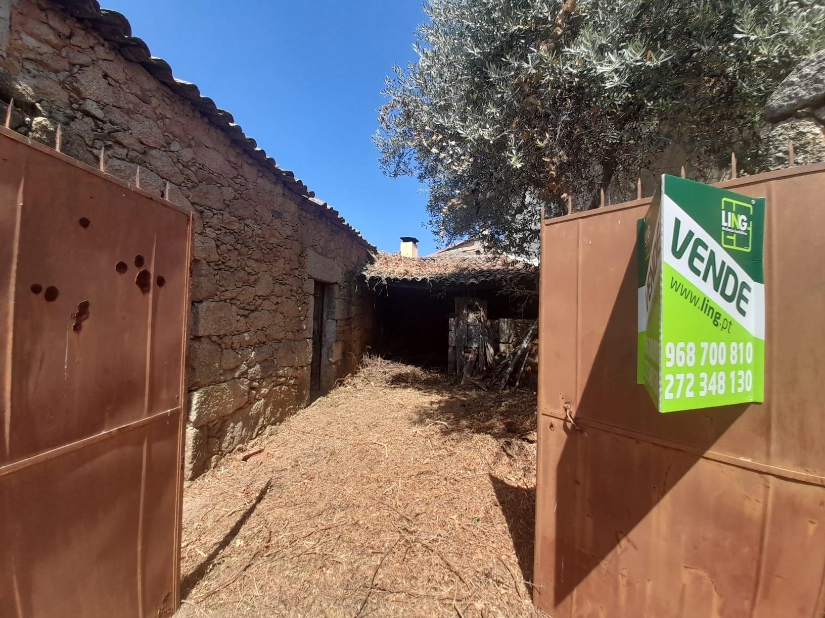 Casa em Pedra com quintal - Centro da aldeia da Lardosa