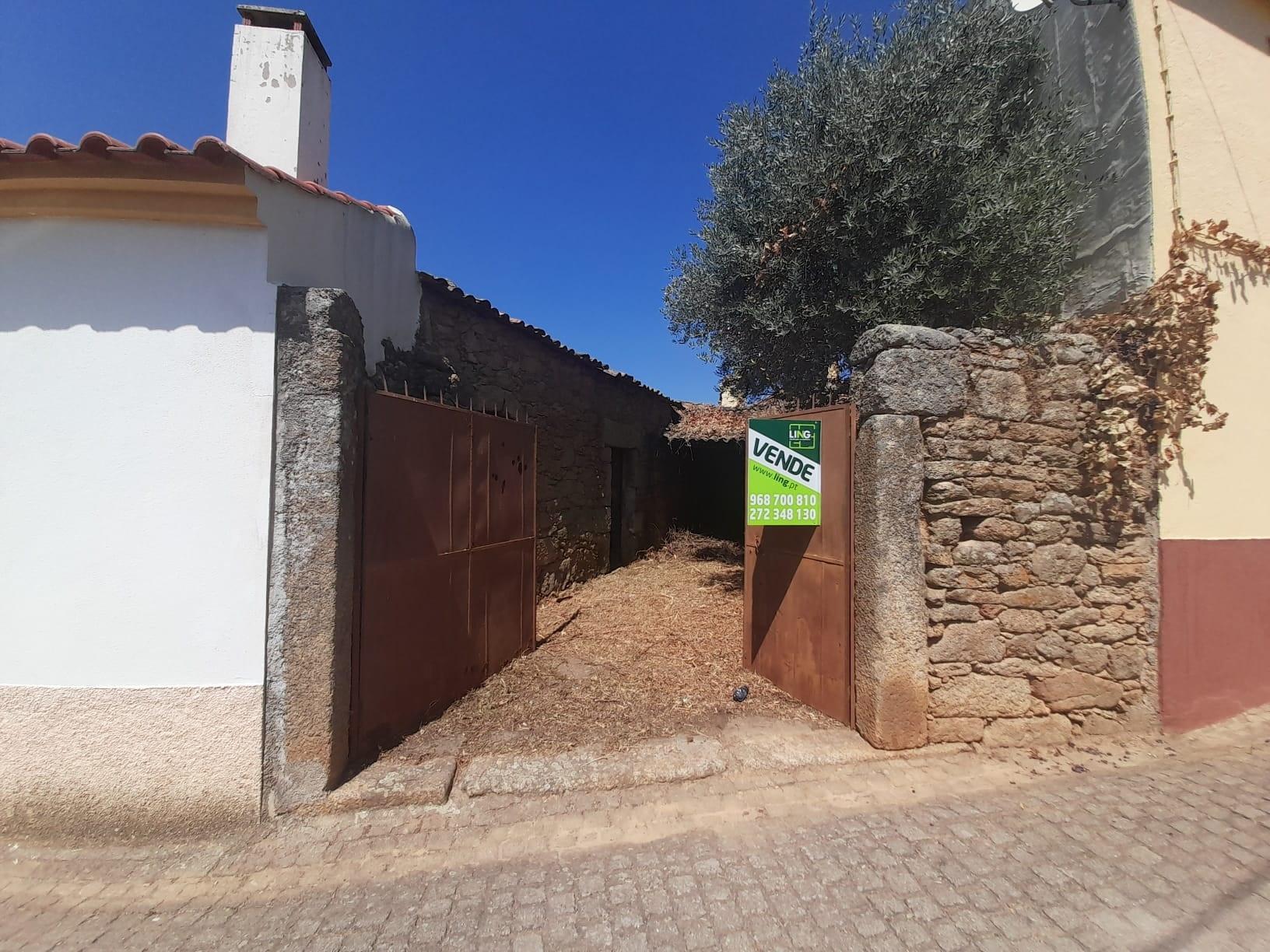 Casa em Pedra com quintal - Centro da aldeia da Lardosa