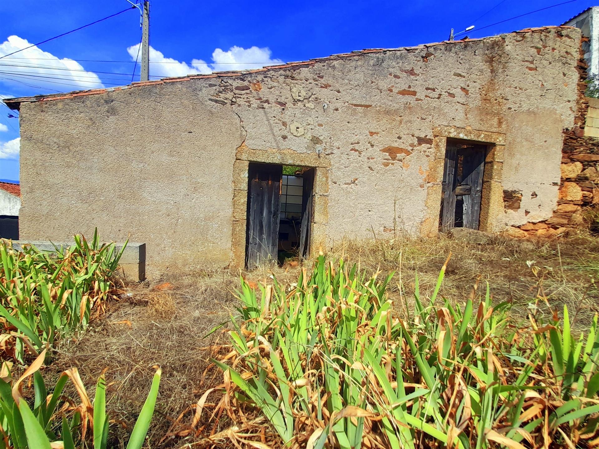 Moradia Isolada com grande quintal - Salgueiro do Campo