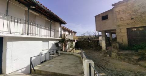 Moradia em banda em pedra