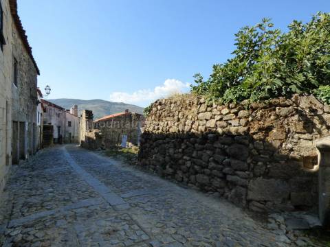 Moradia para Restaurar T0 Venda em Linhares,Celorico da Beira