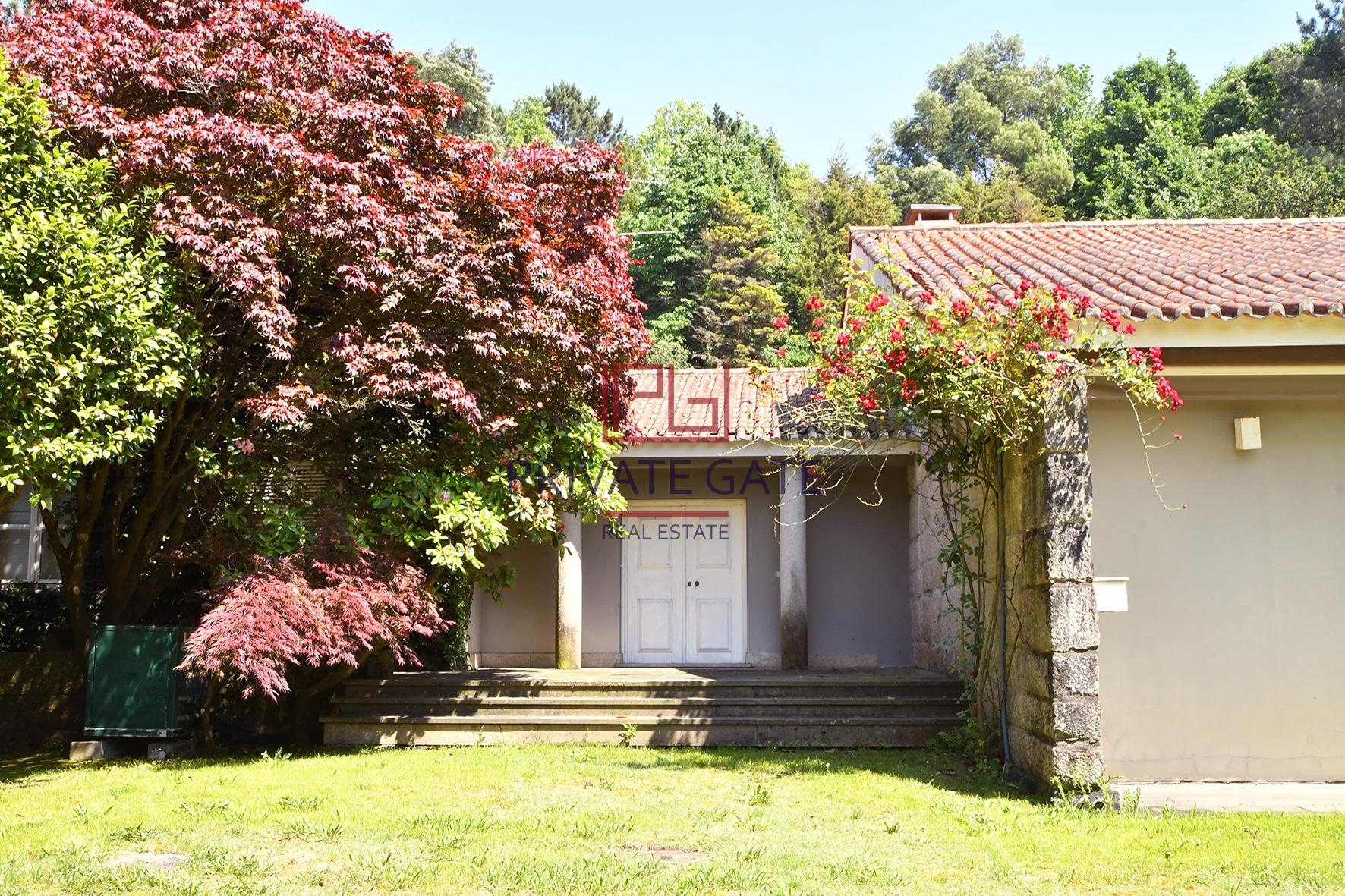 Casa de Luxo com piscina em Mouquim, Famalicão. Bons acessos às principais vias.