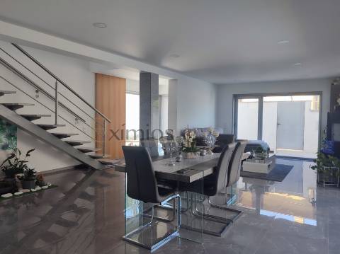 Moradia V4 seminova, em Beiriz