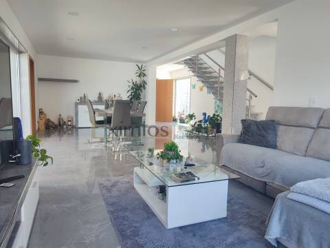 Moradia V4 seminova, em Beiriz