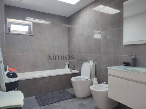 Moradia V4 seminova, em Beiriz