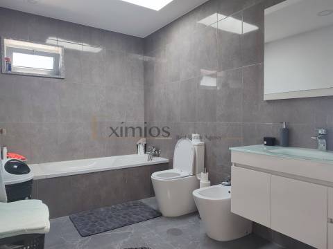 Moradia V4 seminova, em Beiriz