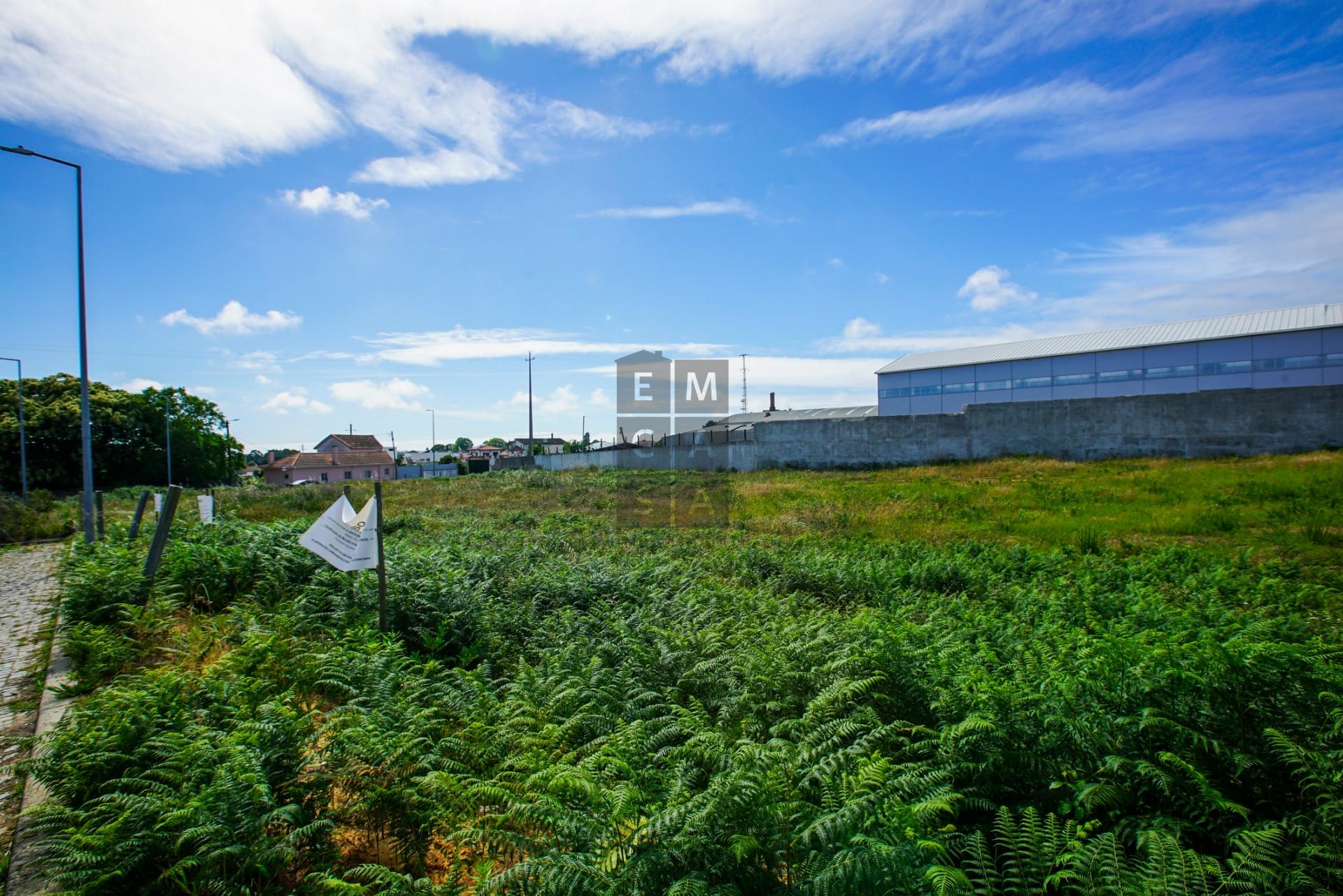 Três lotes de terreno para construção, com projeto aprovado para moradias em banda