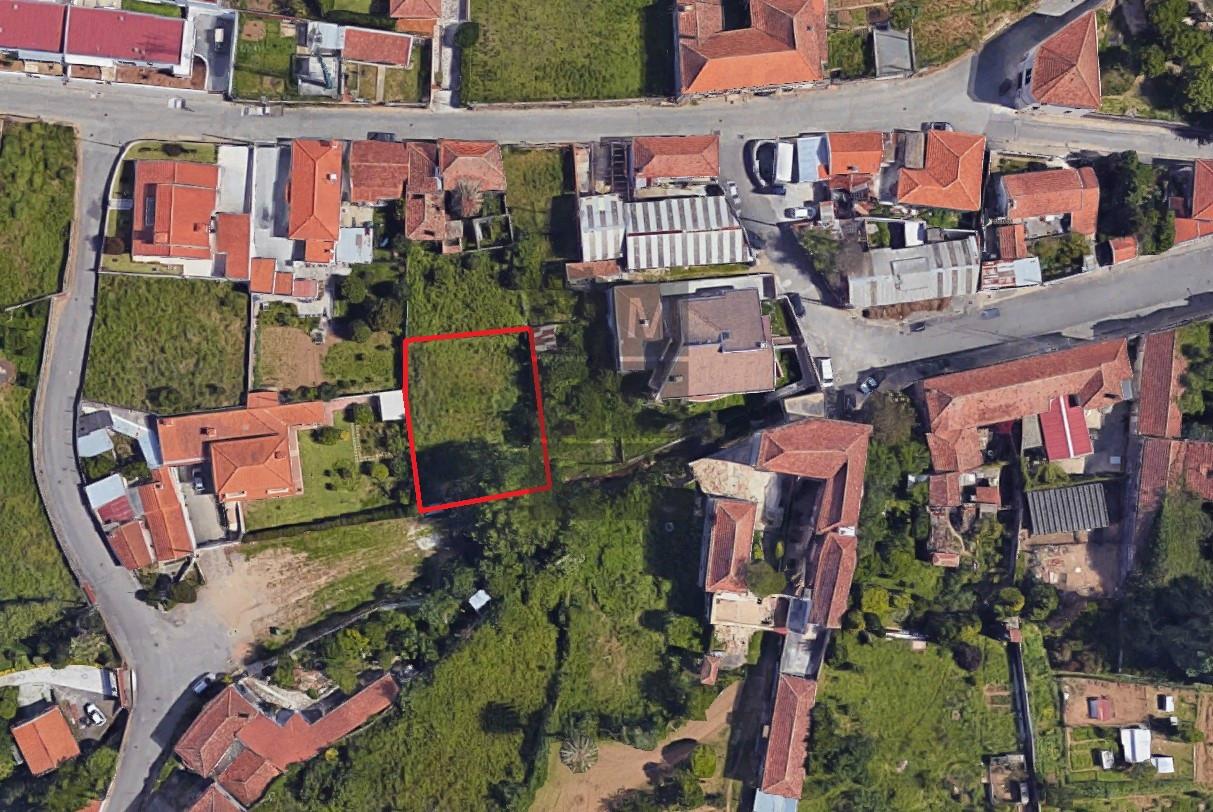 Terreno com 644m2, inserido em zona de construção - Área residencial Grau II.