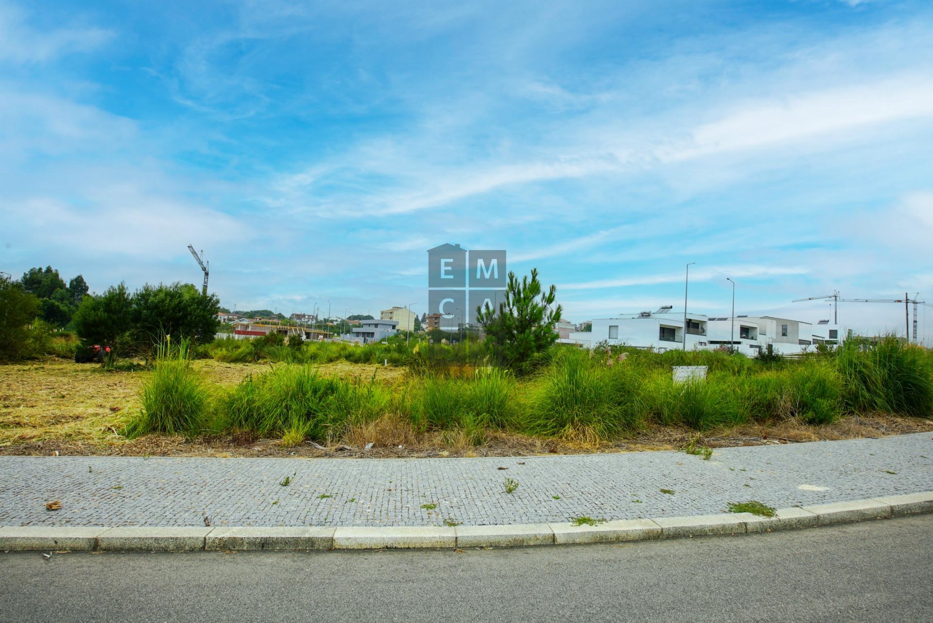 Lotes de terreno para construção de prédios e comércio/serviços a poucos minutos do centro da Feira