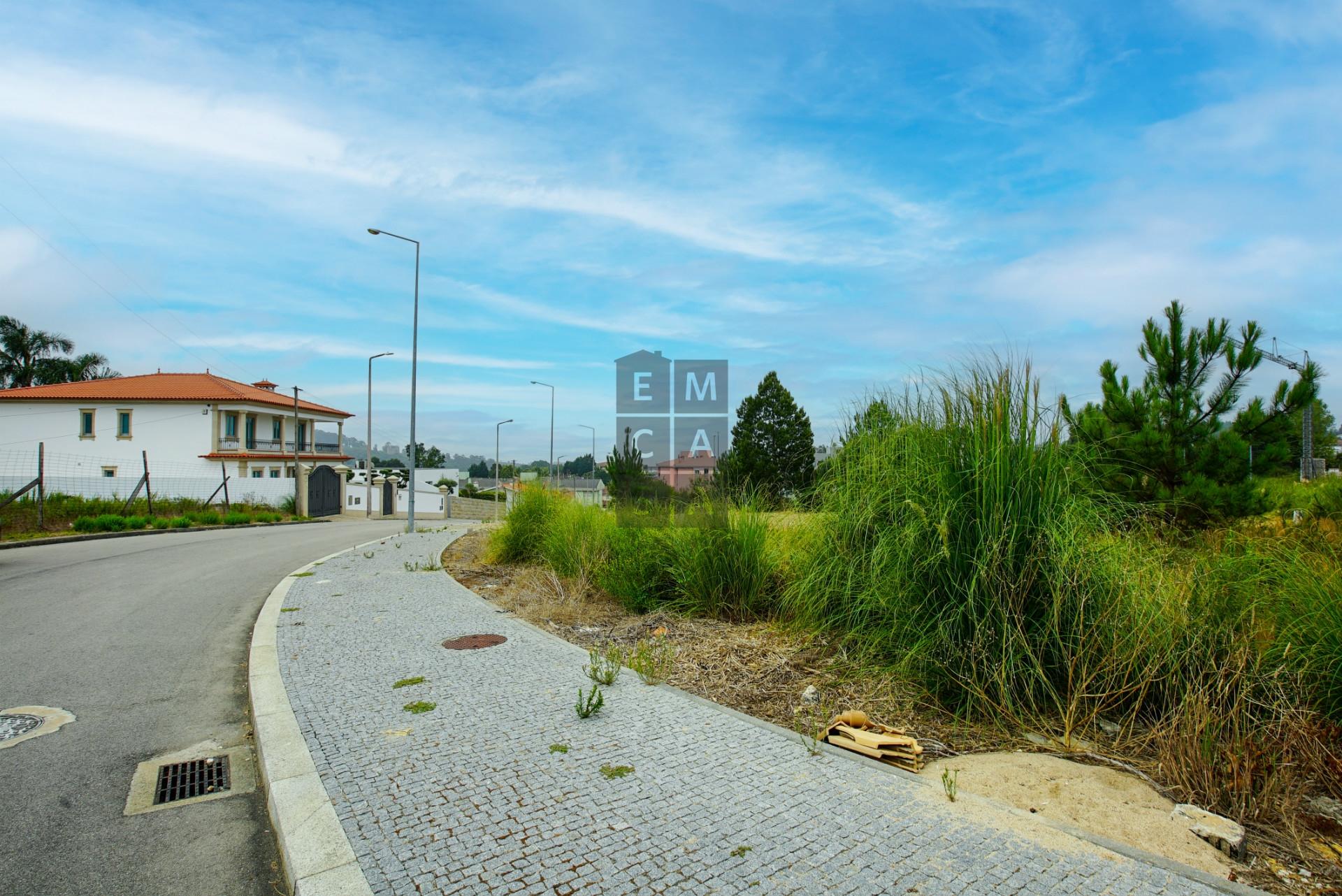 Lotes de terreno para construção de prédios e comércio/serviços a poucos minutos do centro da Feira