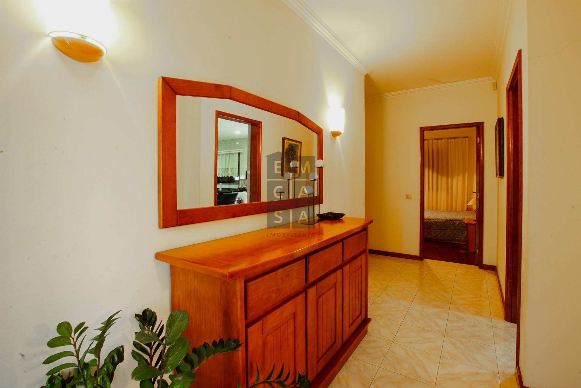 MORADIA ISOLADA COM 4 QUARTOS (DUAS SUITES)