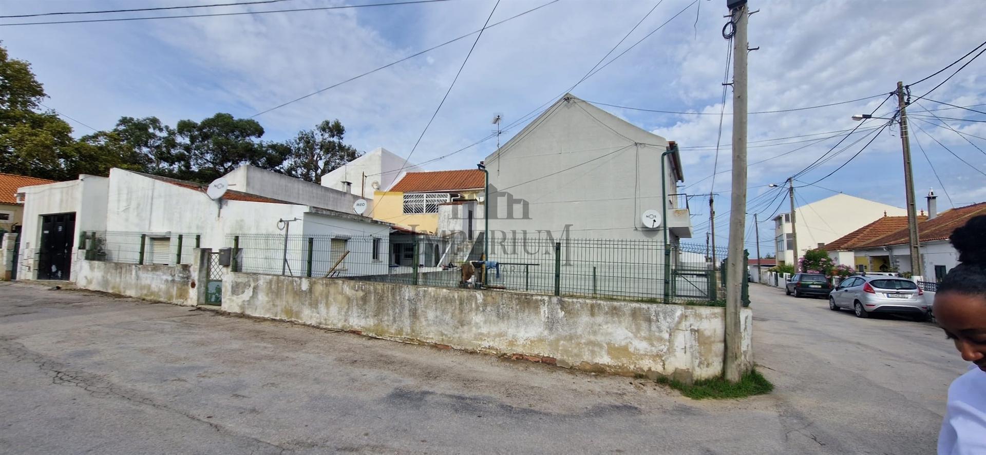 Moradia com terreno e anexos habitáveis - Sobreda - Charneca da Caparica