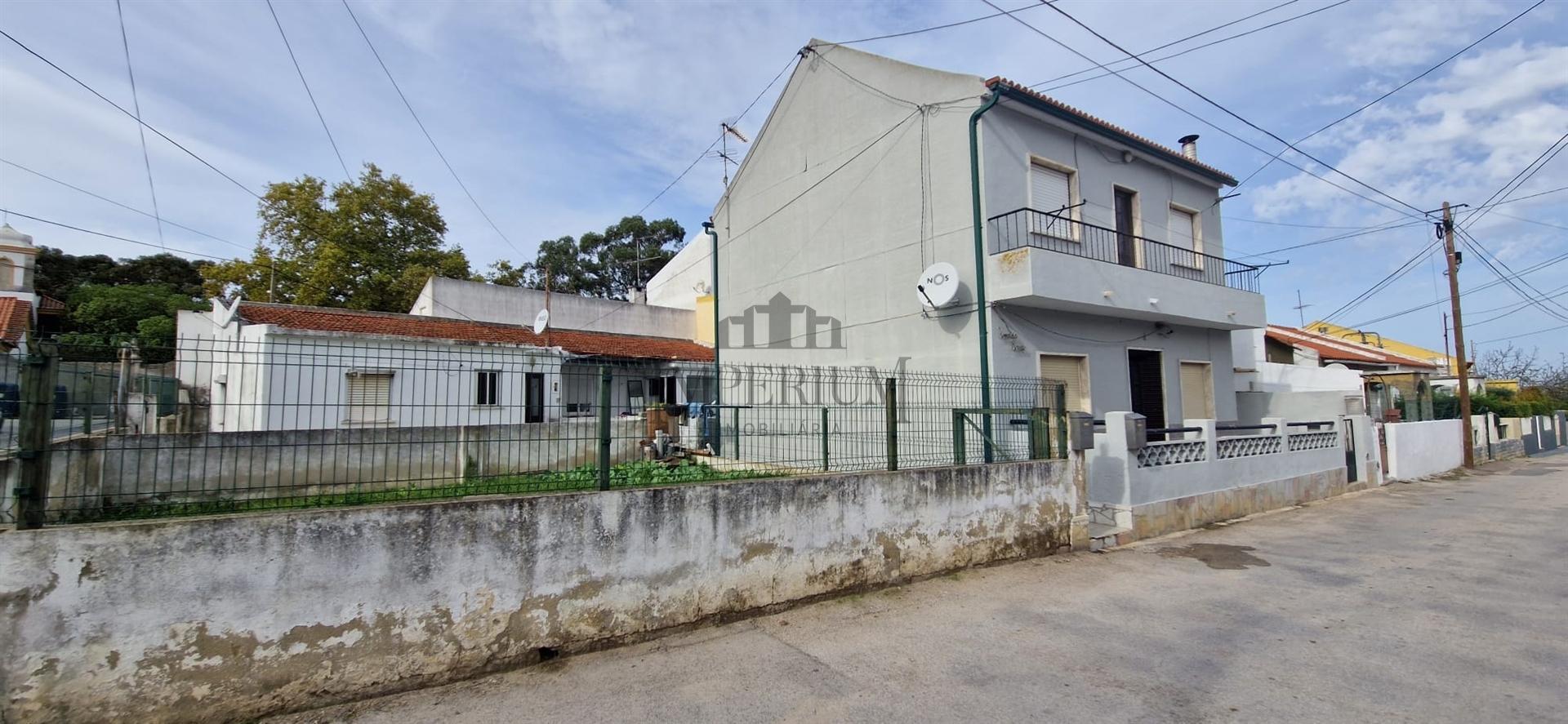 Moradia com terreno e anexos habitáveis - Sobreda - Charneca da Caparica